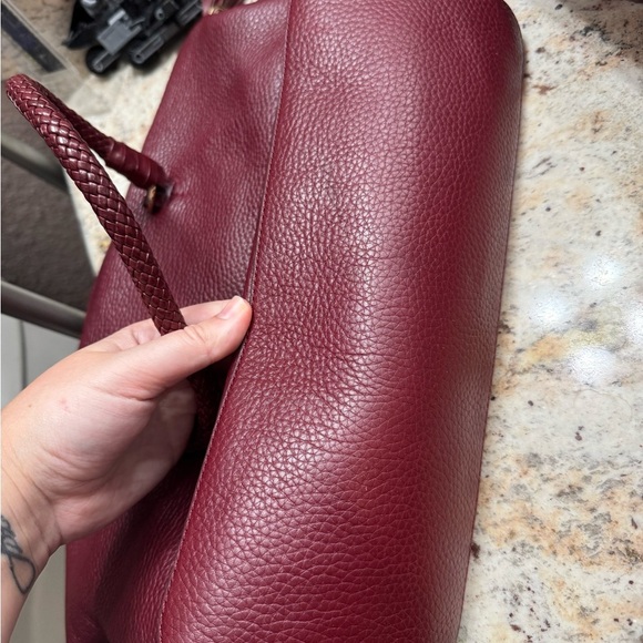 Tory Burch Taylor Satchel/Shoulder Bag in Pebble Leather. Imperial Garnet - Picture 5 of 7